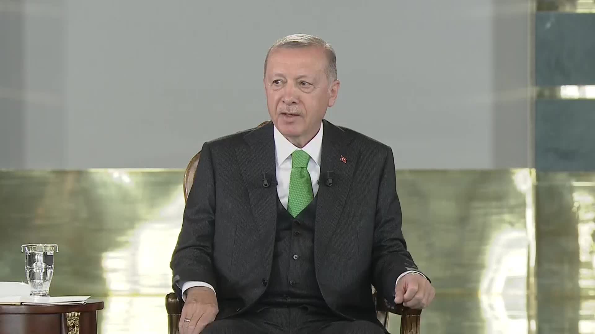 ERDOĞAN'DAN SİGARA VE ALKOL VERGİSİ YORUMU: "DEVAMLI ARTIRIYORUZ. FAKAT HAYRET AÇ, SEFİL GEZİYOR AMA ONU ALMAKTAN GERİ DURMUYOR”