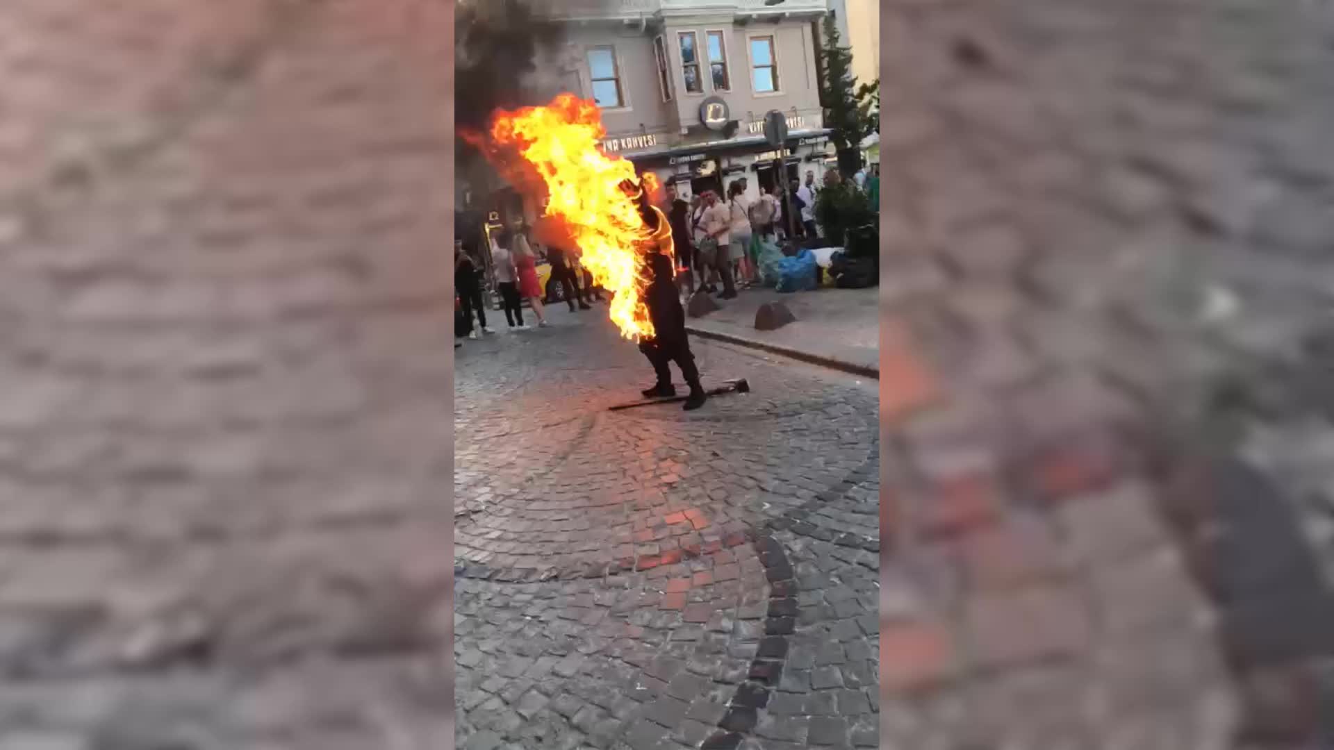 GALATA KULESİ YAKINLARINDA BİR KİŞİNİN KENDİSİNİ YAKMASI İLE İLGİLİ SORUŞTURMA BAŞLATILDI