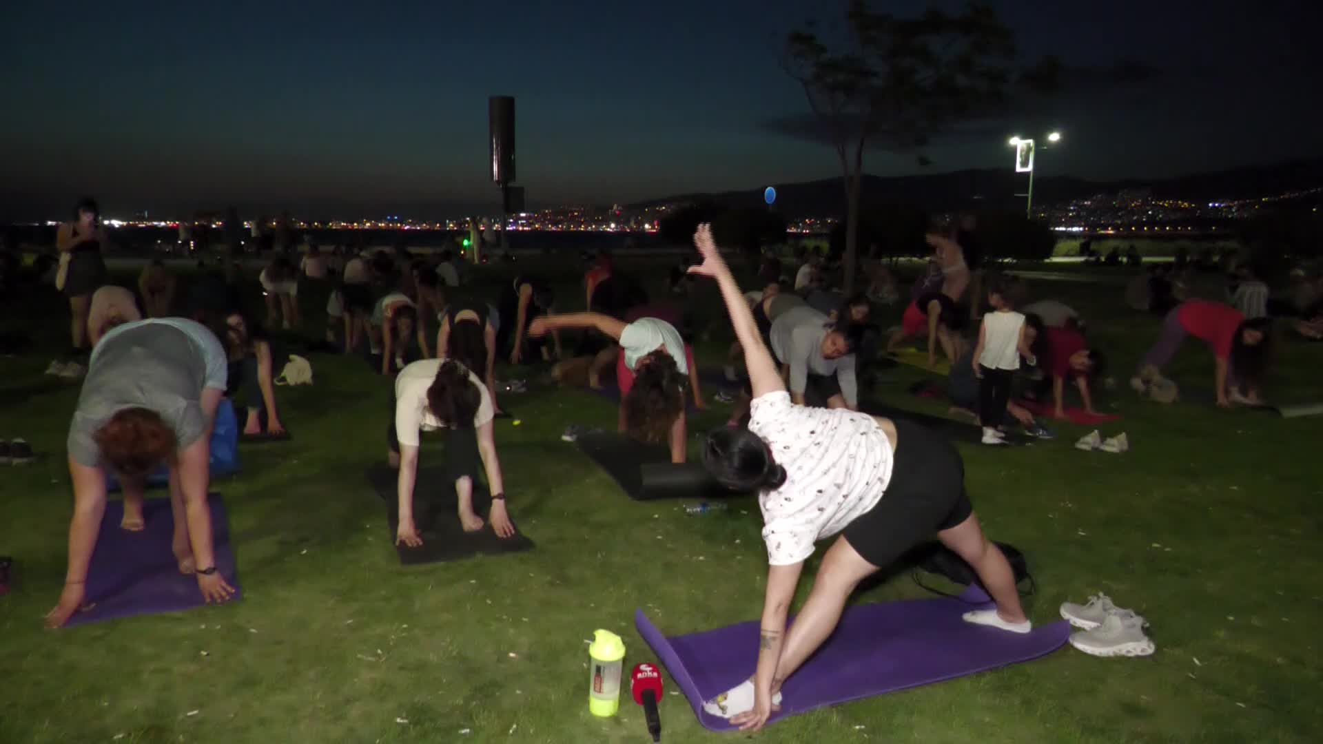 İZMİR'DE KADINLARDAN 'YOGA YASAĞI' PROTESTOSU