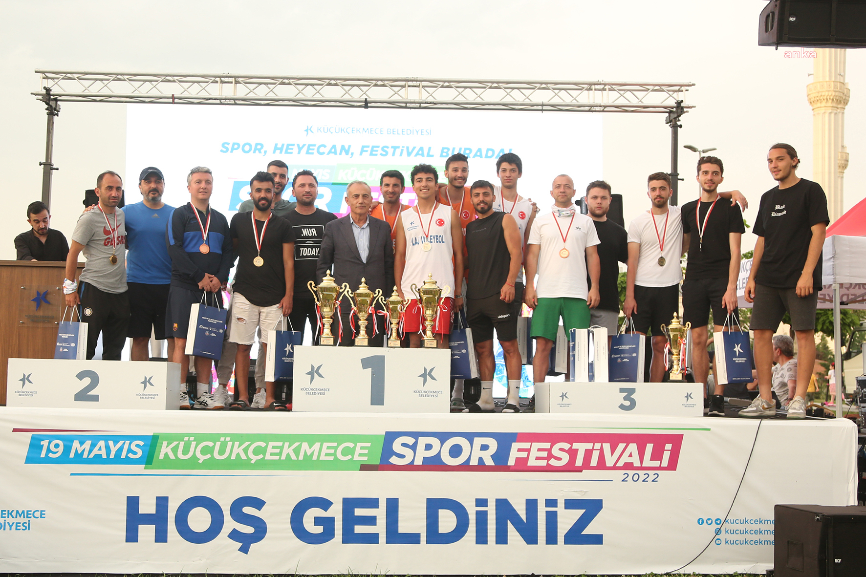 KÜÇÜKÇEKMECE SPOR FESTİVALİ'NDE DERECEYE GİREN GENÇLER, EUROLEAGUE KUPASI'NI KALDIRDI