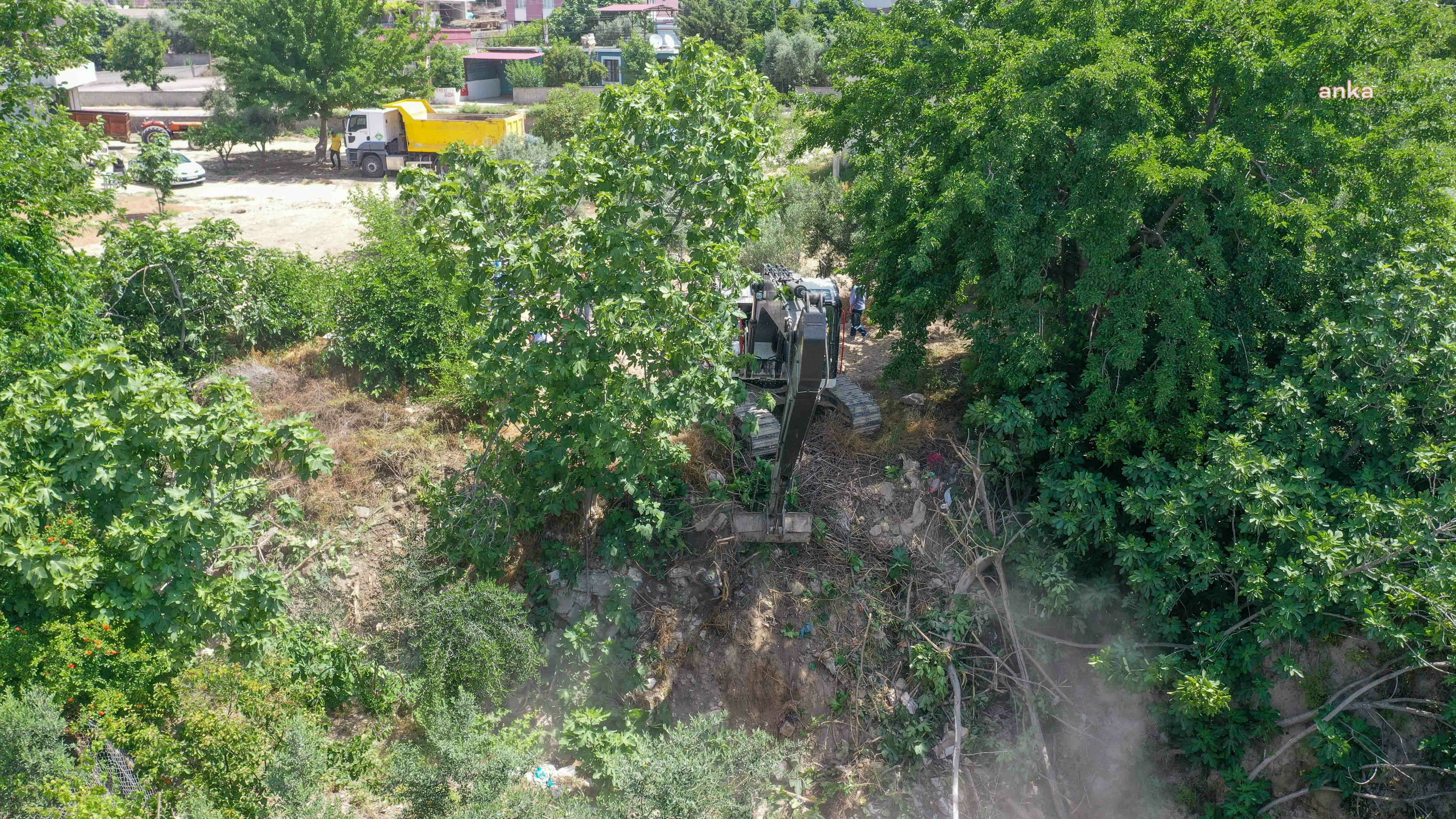 ADANA BÜYÜKŞEHİR BELEDİYESİ DERE VE KANALLARDA ISLAH ÇALIŞMASI YAPIYOR