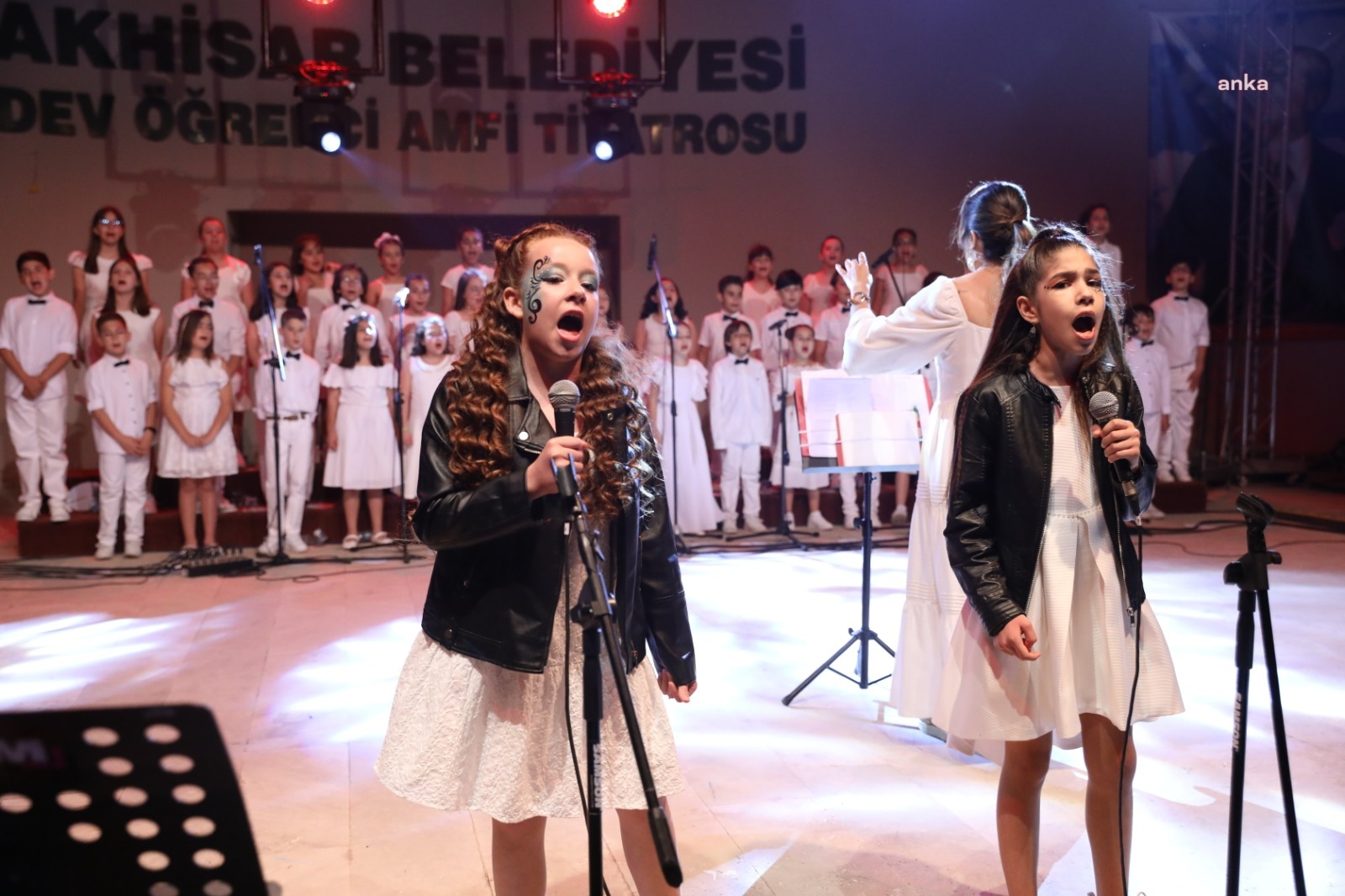 AKHİSAR BELEDİYESİ ÇOCUK KOROSU'NDAN ETKİLEYİCİ KONSER