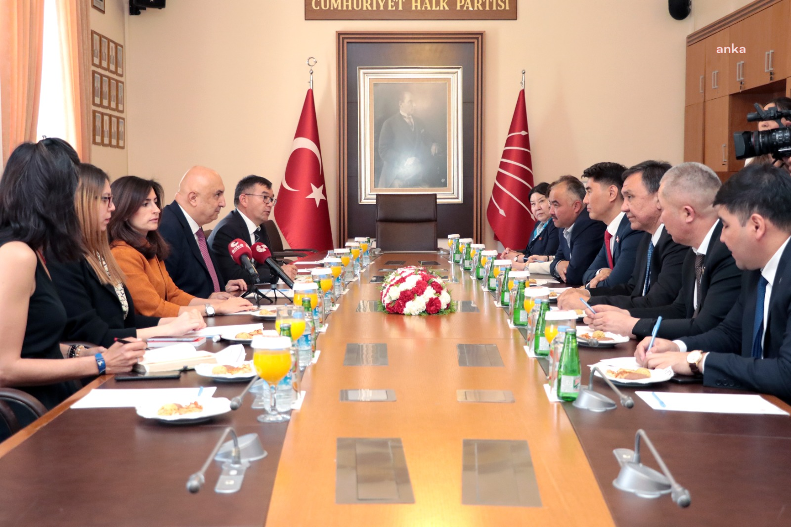 ENGİN ÖZKOÇ, KIRGIZİSTAN HEYETİ İLE TBMM'DE GÖRÜŞTÜ: "KIRGIZİSTAN’LA OLAN İLİŞKİLERİMİZİN GÜÇLENDİRİLMESİ BİZİM İÇİN DEĞERLİDİR"
