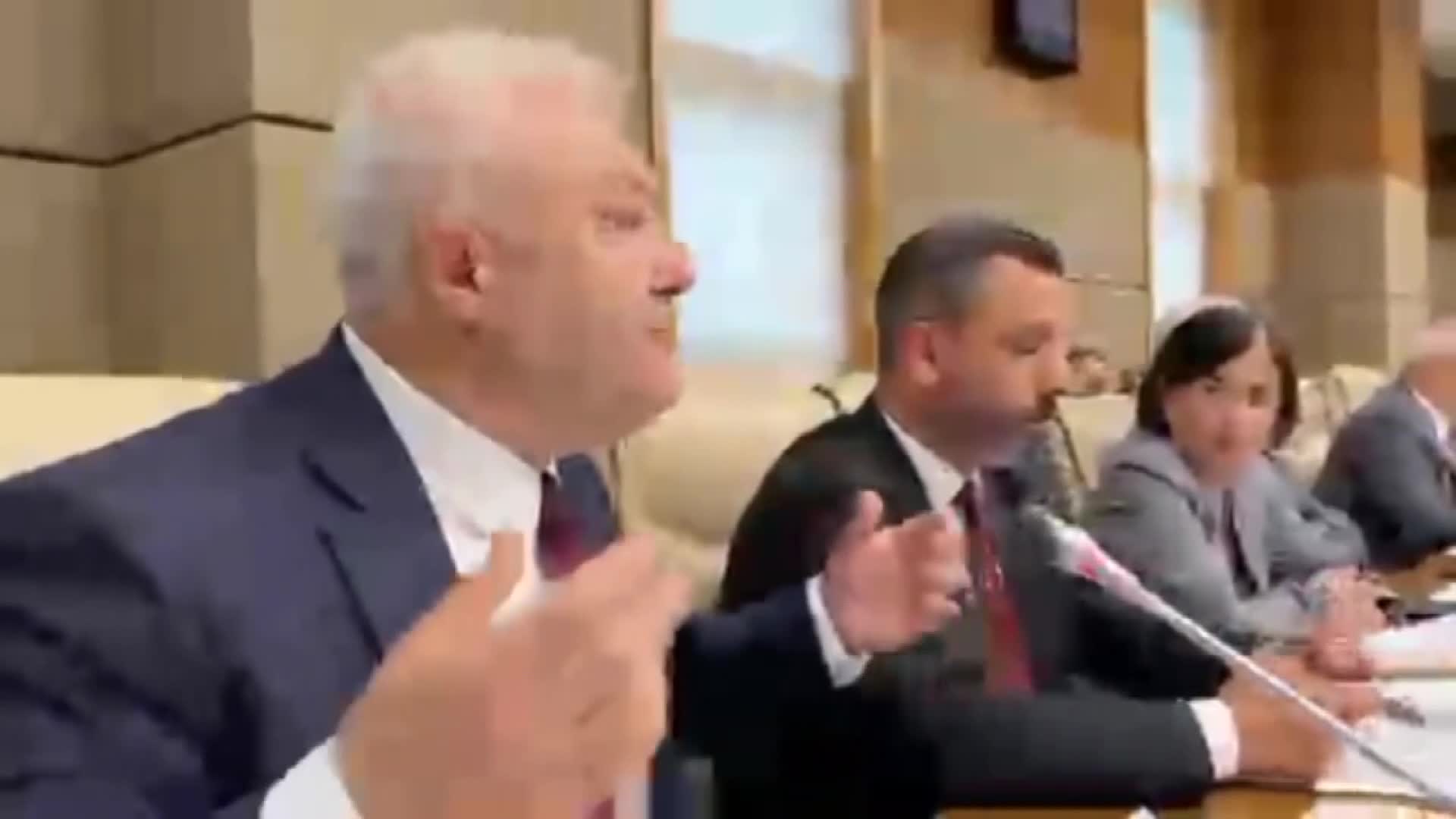 BASIN VE SOSYAL MEDYA DÜZENLEMESİ KOMİSYONDA TARTIŞILIYOR. TUNCAY ÖZKAN: "GAZETECİ YALAN HABER YAPMAZ, YALANI DEVLET GÖREVLİSİ VEYA SİYASETÇİ SÖYLER"