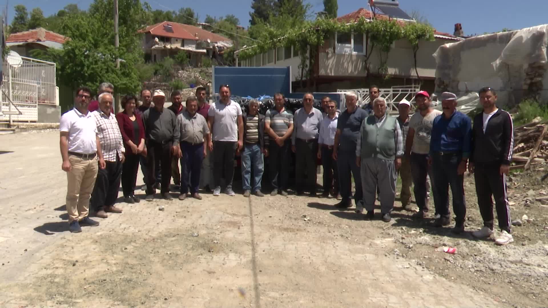 ANTALYA BÜYÜKŞEHİR'DEN AFETZEDE ÇİFTÇİYE SERA NAYLONU DESTEĞİ