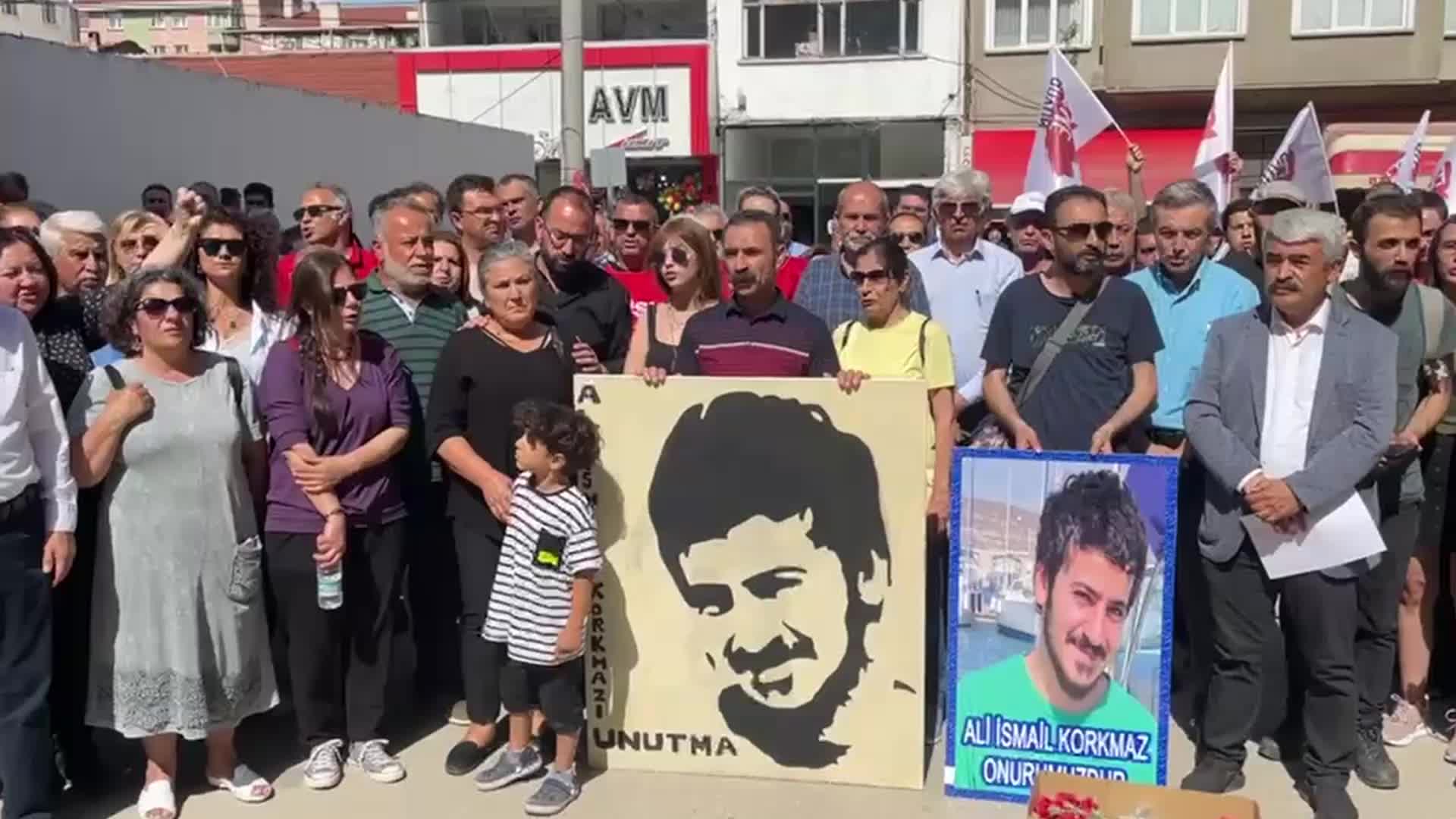 ALİ İSMAİL KORKMAZ ÖLDÜRÜLDÜĞÜ SOKAKTA ANILDI. ANNE EMEL KORKMAZ: "ALİ İSMAİLLER HEP VAR OLACAK OĞLUM"