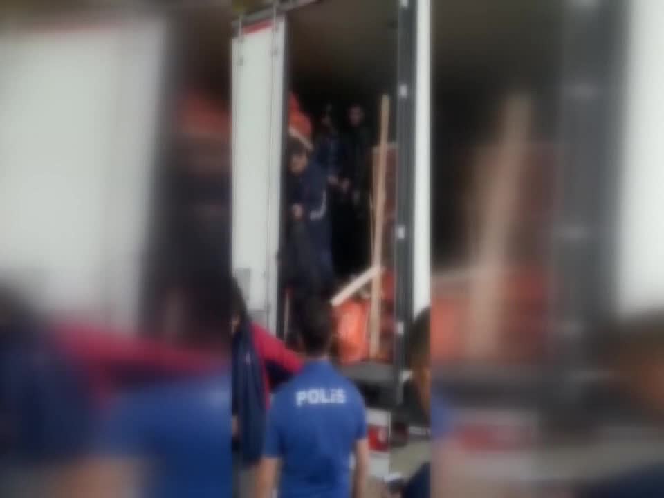 İSTANBUL'DA, TIR DORSESİNDE 81 KAÇAK GÖÇMEN YAKALANDI