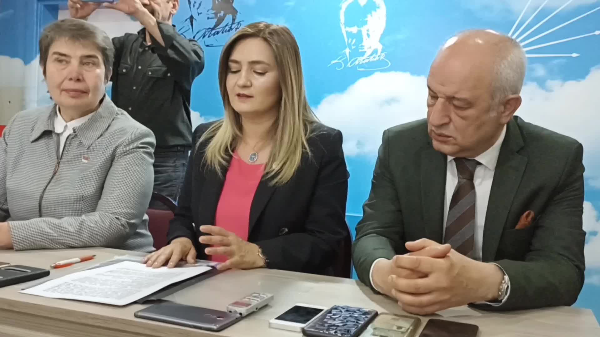 CHP’Lİ SEVDA ERDAN KILIÇ, KÜTAHYA’DA: “VATANDAŞ ÇALIŞIYOR, ÇABALIYOR, SARAYI BESLİYOR”