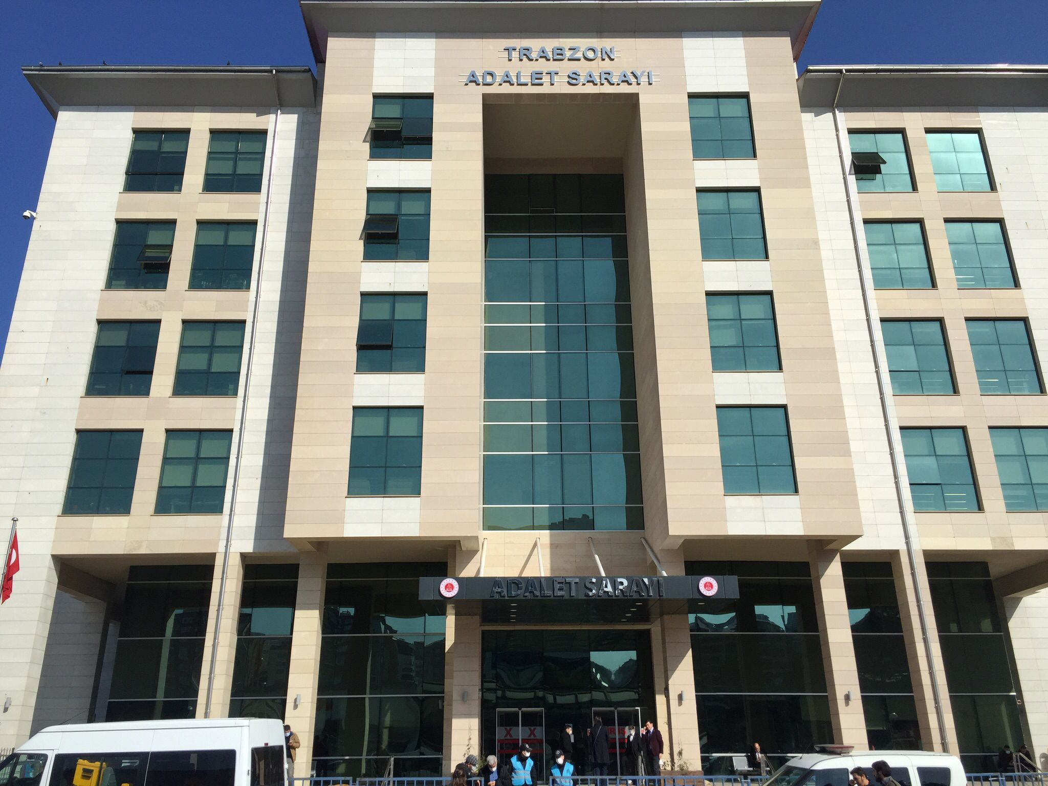 YOMRA BELEDİYE BAŞKANI’NA SİLAHLI SALDIRI İLE İLGİLİ DAVA… TUTUKLU SANIK AYTEKİN: “BEN ÖLDÜRMEK VEYA YARALAMAK İÇİN ATEŞ ETMEDİM. 7 METREDEN 5 EL ATEŞ ETTİM”