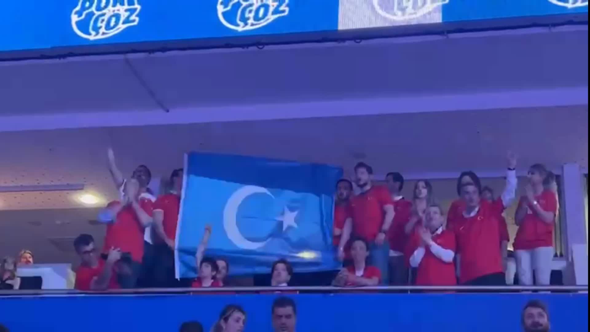AKŞENER, TÜRKİYE-ÇİN VELEYBOL MAÇINI İZLEDİ