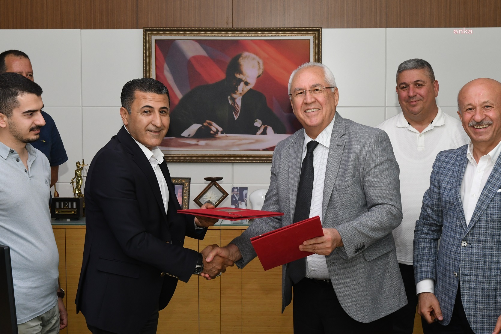 KARABAĞLAR BELEDİYESİ KADROLU İŞÇİLERİNİN TİS SEVİNCİ