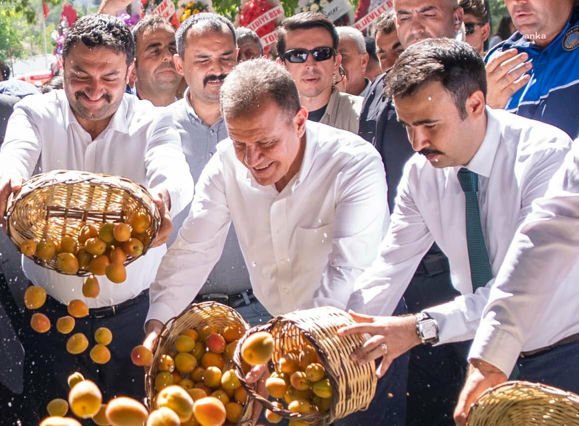 VAHAP SEÇER, ‘60. MUT KARACAOĞLAN KAYISI KÜLTÜR VE SANAT FESTİVALİ’NE KATILDI