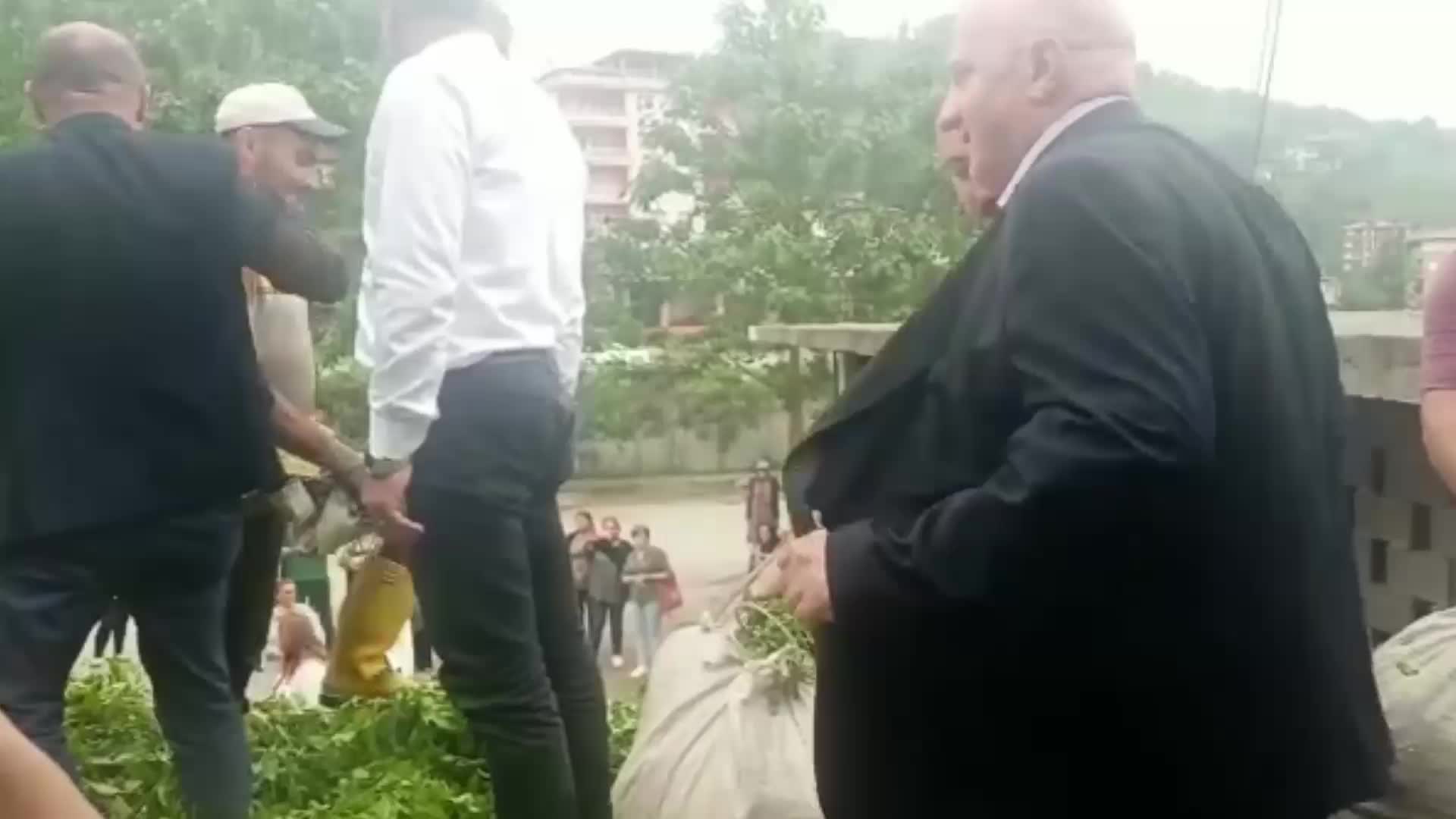 HOPALI ÇAY ÜRETİCİSİ: "NE OLACAK HALİMİZ BİLMİYORUM. BU SENE GERÇEKTEN MAHVOLDUK"