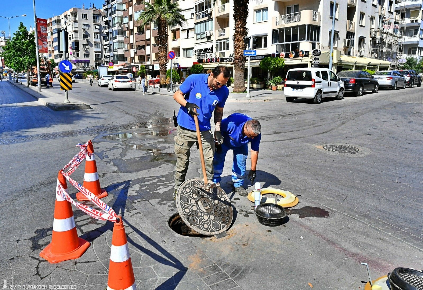 İZMİR'DE RÖGARLARA KOKU GİDERİCİ FİLTRE TAKILIYOR