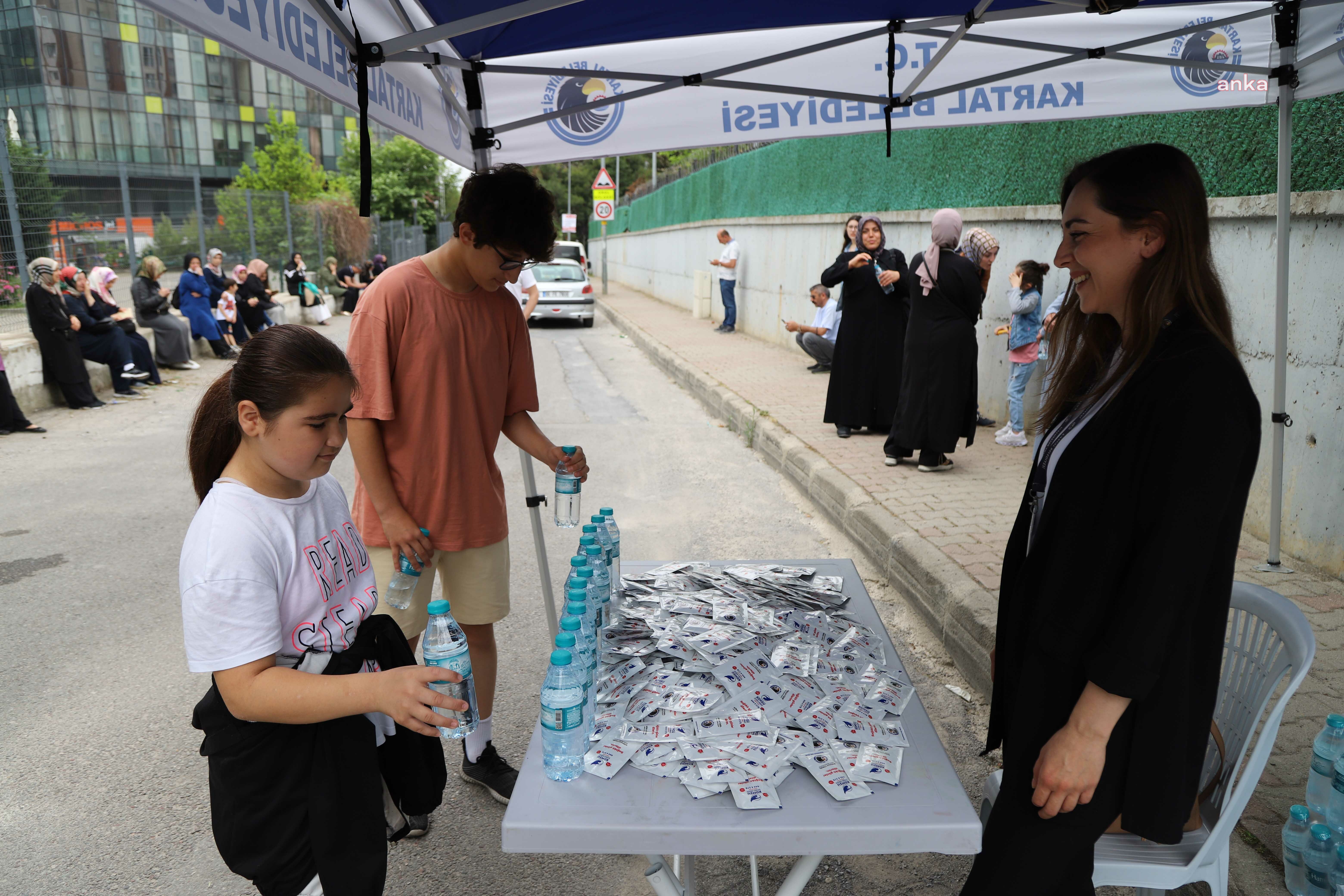 KARTAL BELEDİYESİ’NDEN LGS ÖNCESİ ÖĞRENCİLERE SU İKRAMI