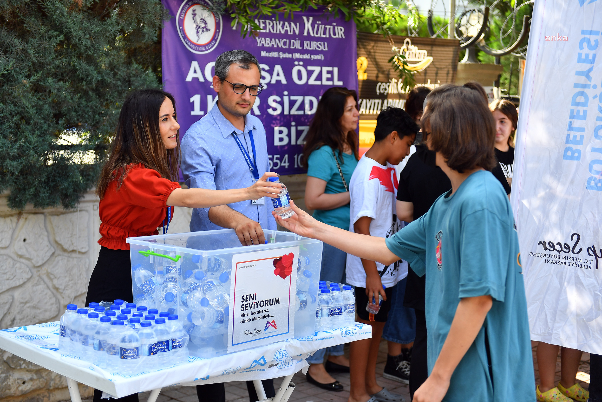 MERSİN BÜYÜKŞEHİR, LGS’YE GİREN ÖĞRENCİLERE SU İKRAM ETTİ