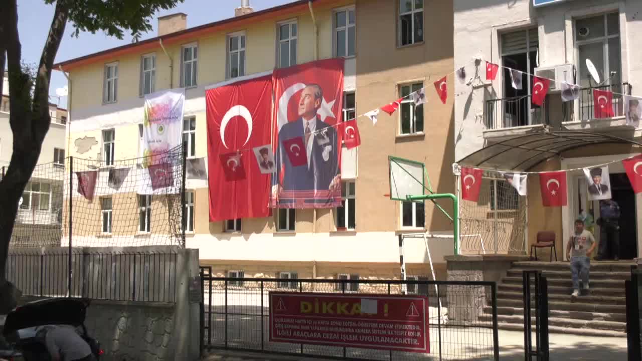 LGS HEYECANI SONA ERDİ: “GEZMEKTEN VE GİYİMDEN KISTIK. BESLENMELERİNİ EVDE HAZIRLADIM, KANTİNDEN ÇOK BİR ŞEY ALDIRMADIM"
