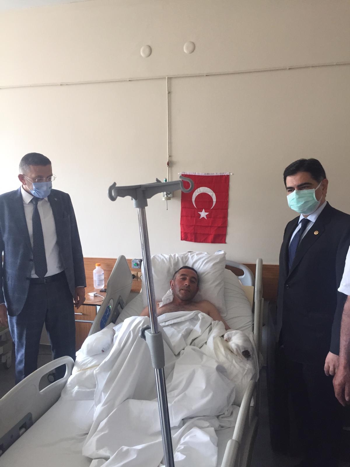 İYİ PARTİ BİNGÖL DEPREMİNDE YARALANAN GÜVENLİK KORUCUSUNU HASTANEDE ZİYARET ETTİ