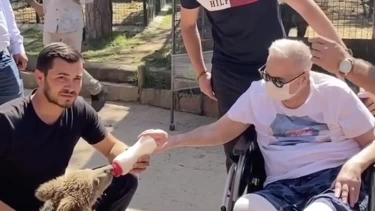 MEHMET ALİ ERBİL UZUN ARANIN ARDINDAN DIŞARI ÇIKTI, YAVRU AYI DİVA’YA SÜT İÇİRDİ