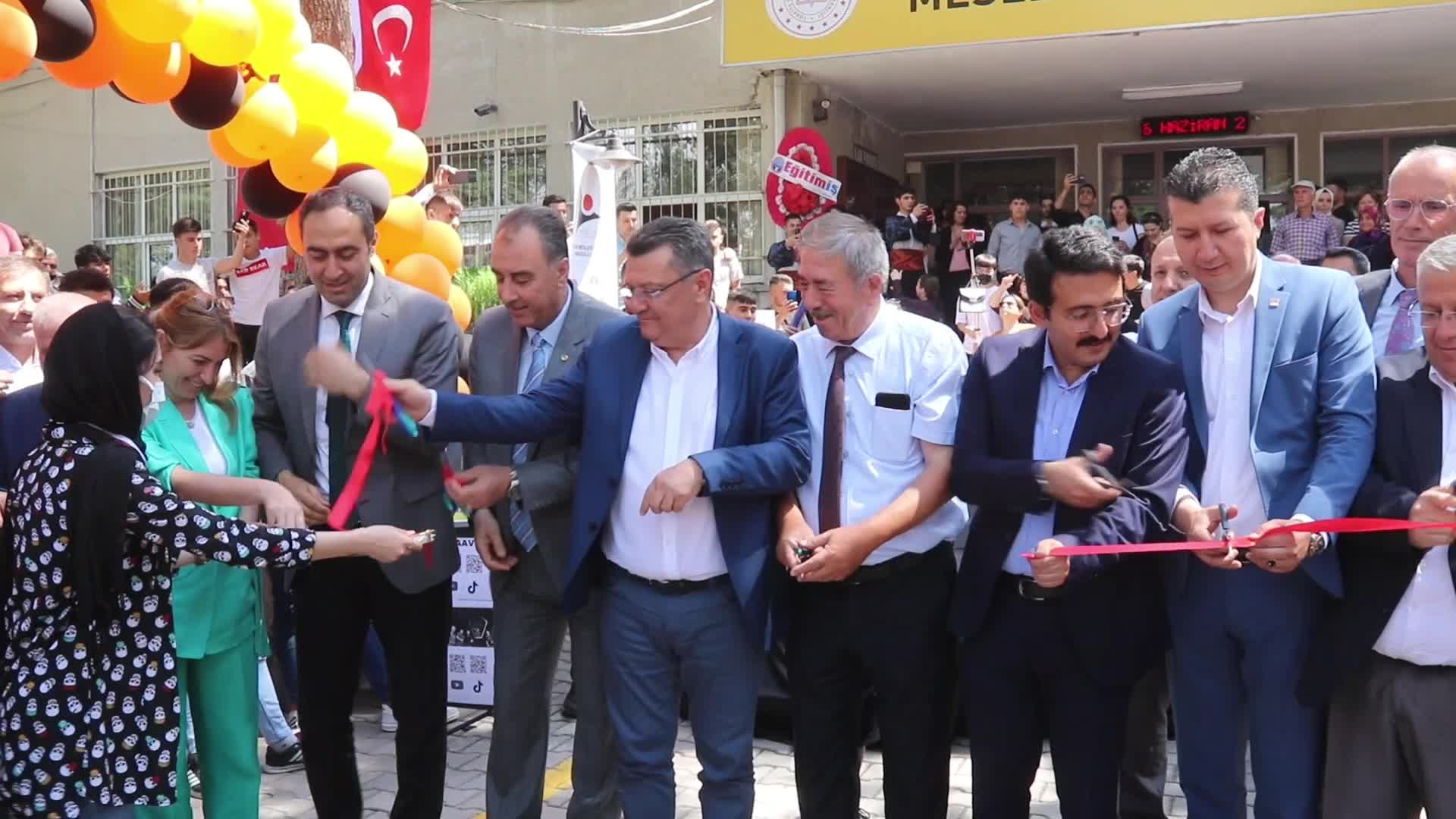 BURDUR'DA LİSE ÖĞRENCİLERİ ELEKTRİKLİ YARIŞ ARACI YAPTI