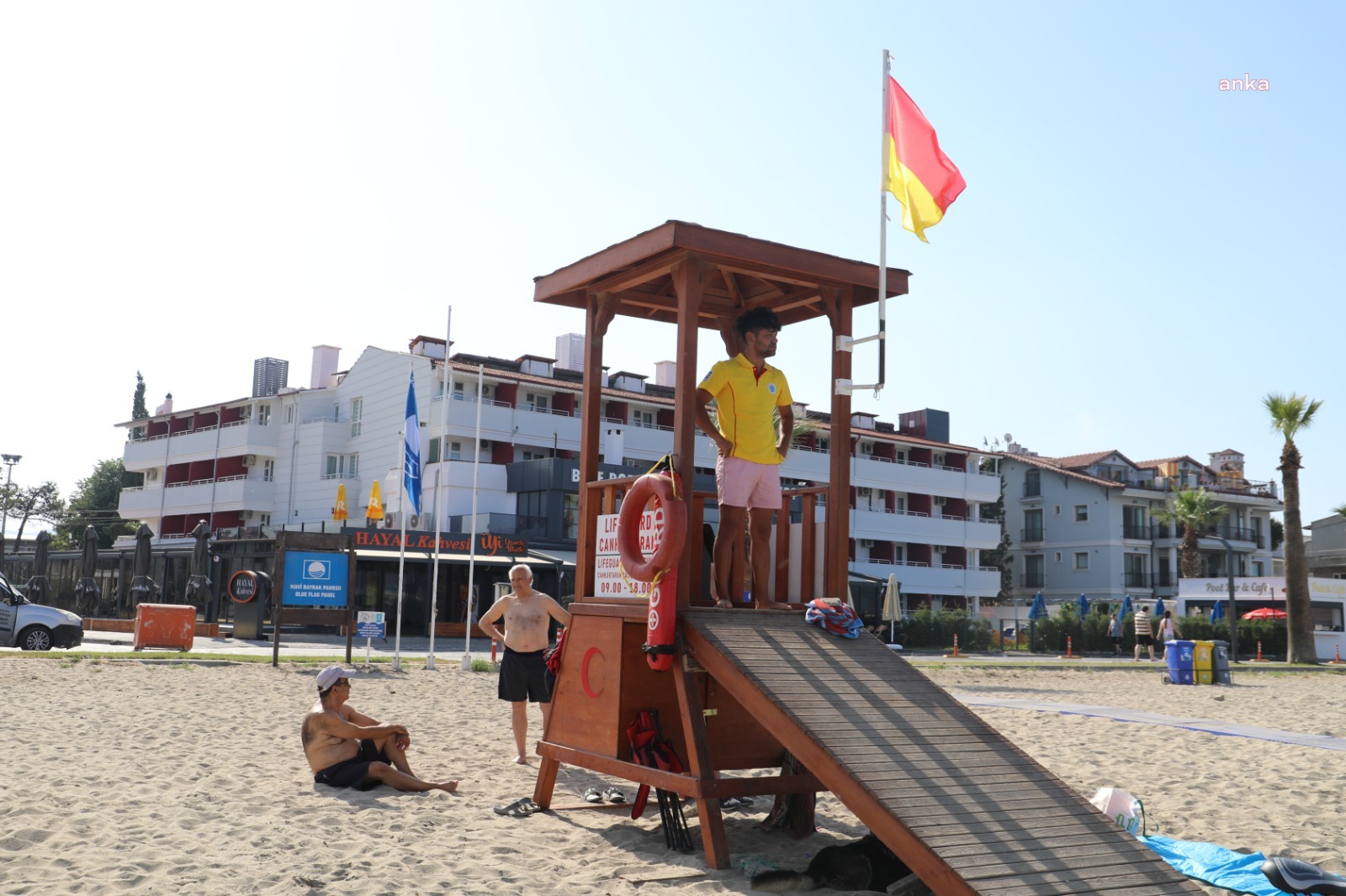 BURHANİYE PLAJLARINDA CANKURTARANLAR GÖREVE BAŞLADI