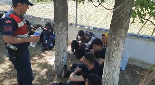İZMİR'İN 5 İLÇESİNDE 120 KAÇAK GÖÇMEN YAKALANDI