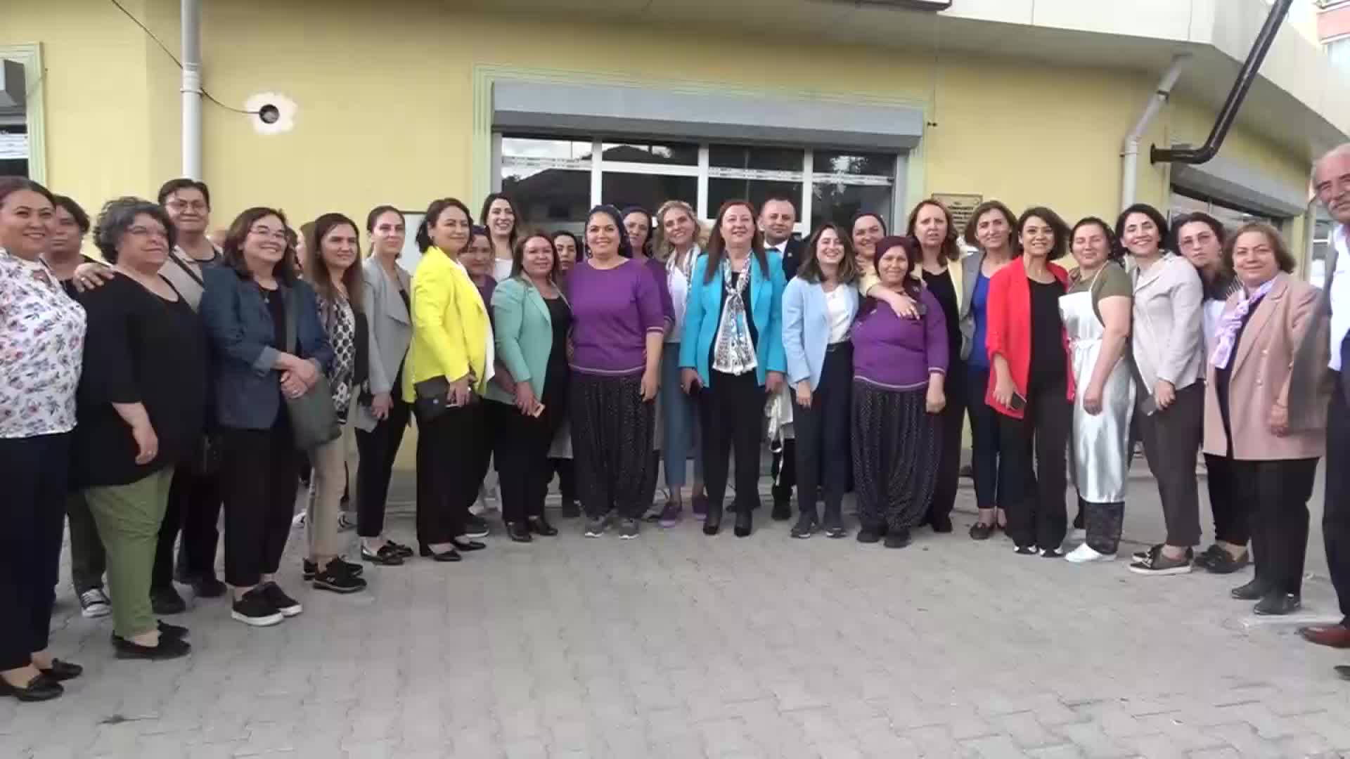 CHP’Lİ KADIN MİLLETVEKİLLERİ AMASYA’DAKİ KARINCA KADINLARI KOOPERATİFİ’Nİ ZİYARET ETTİ: “EN AZINDAN KAZANABİLİYORUZ. ÖZGÜVENİMİZ YERİNE GELDİ”