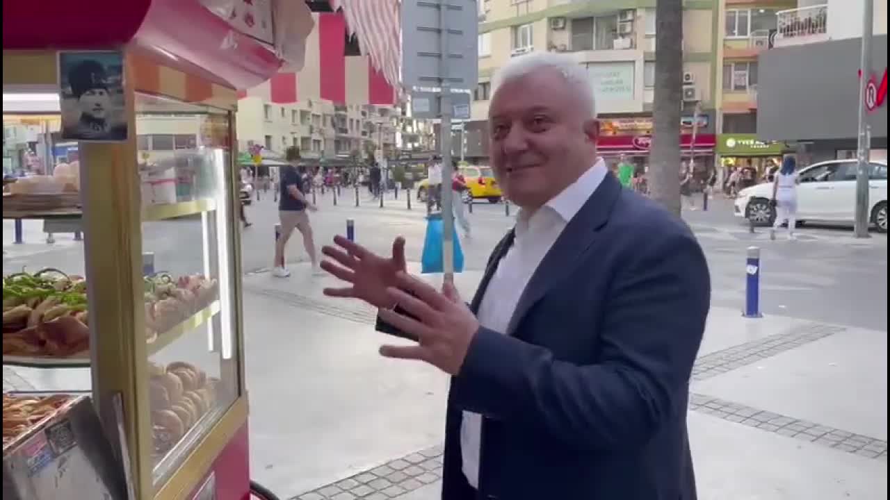 TUNCAY ÖZKAN'IN TEZGAHTAKİ POS CİHAZINI SORDUĞU SİMİTÇİ: "ARTIK, İNSANLAR NAKİT GÜCÜ AZALDIĞI İÇİN KREDİ KARTIYLA ALIŞVERİŞ YAPIYOR"