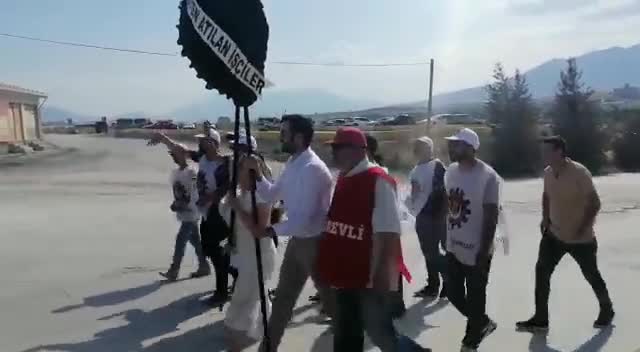 DÜĞÜN ÖNCESİ İŞTEN ATILAN İŞÇİLER, FABRİKA KAPISINA SİYAH ÇELENK BIRAKTI