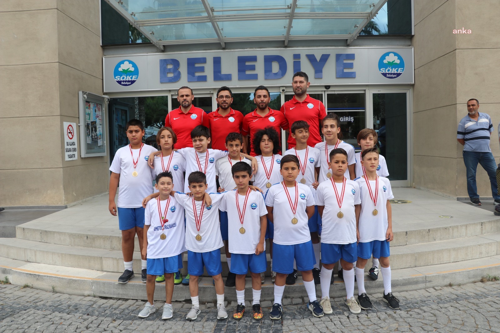 SÖKE BELEDİYE BAŞKANI LEVENT TUNCEL’DEN ÇOCUK FUTBOLCULARA MİLLİ MAÇ JESTİ