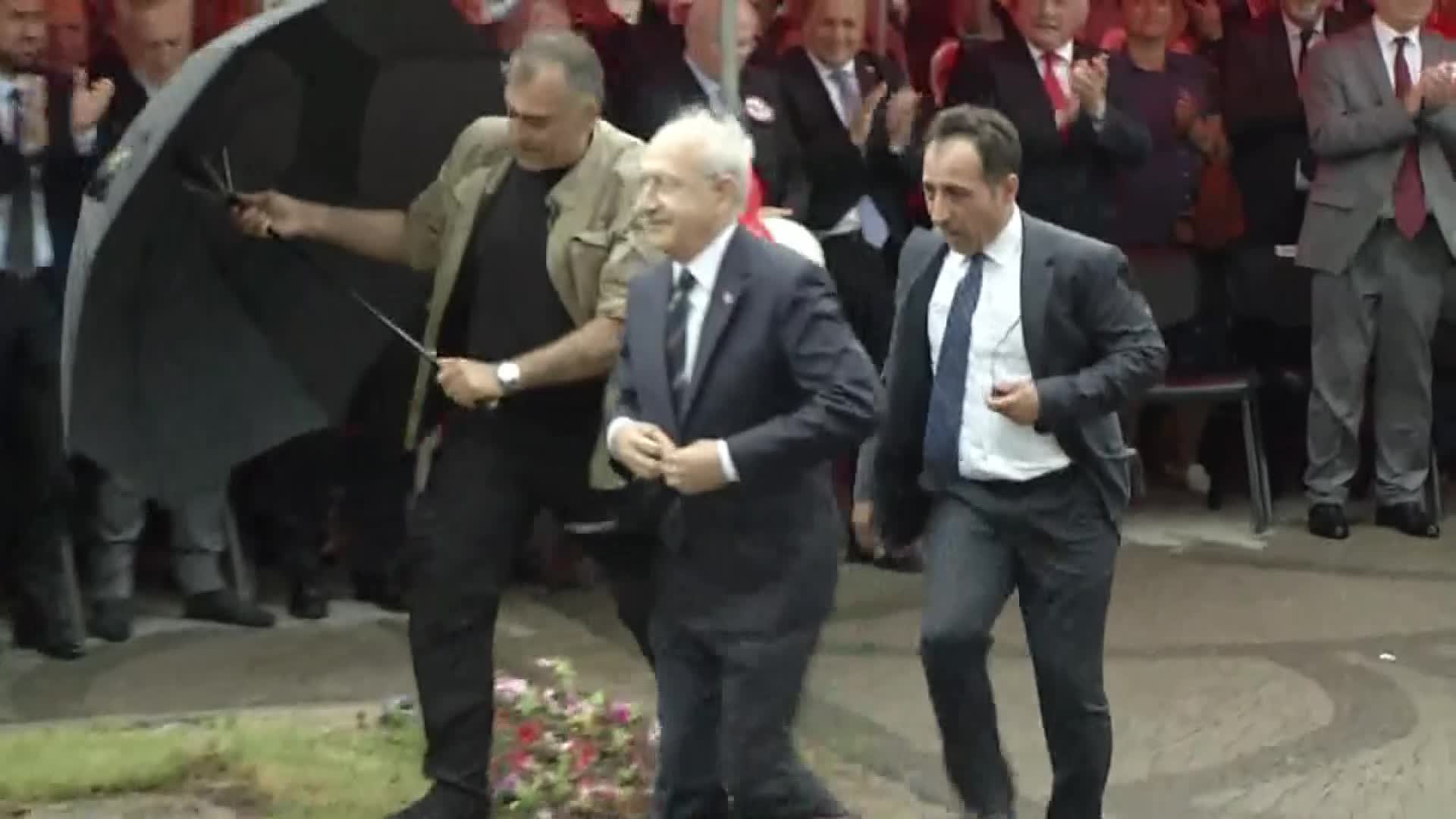 KILIÇDAROĞLU, ÇAYCUMA’DA: “ASLA UMUTSUZLUĞA KAPILMAYIN. BİZİM KİTABIMIZDA UMUTSUZLUK YOK. UMUDU BÜYÜTECEĞİZ, BİRLİKTE TÜRKİYE’Yİ YENİNDEN İNŞA EDECEĞİZ”