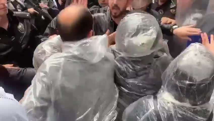 HDP VE DBP’NİN İSTANBUL’DAKİ YÜRÜYÜŞÜNDE OLAY ÇIKTI. İÇİŞLERİ BAKANI SOYLU, DBP EŞ GENEL BAŞKANI AYDENİZ’İN POLİSE YUMRUK ATTIĞINI İDDİA ETTİ