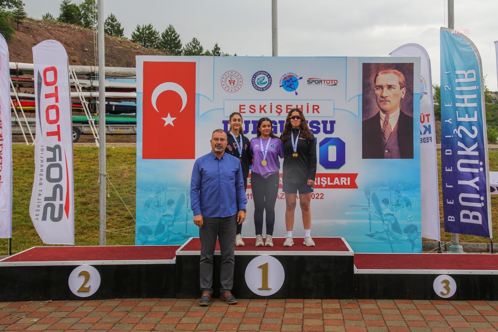 ESKİŞEHİR'DE KÜREKLER, ŞAMPİYONLUK İÇİN ÇEKİLDİ