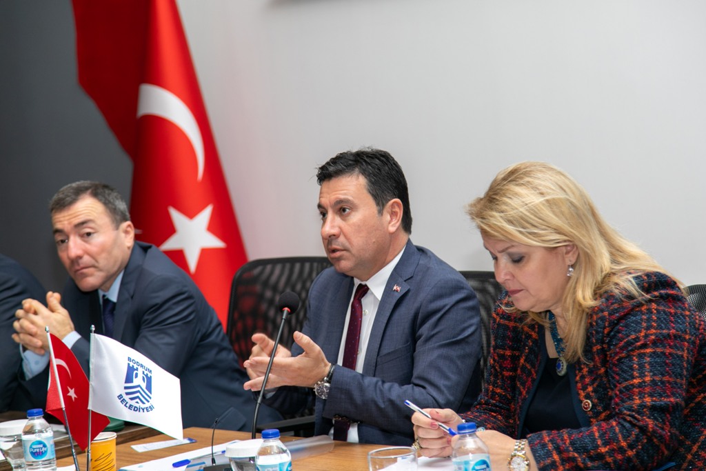BODRUM BELEDİYE BAŞKANI ARAS, MUHTARLARLA BULUŞTU; ESNAFA DESTEK VE TASARRUF VURGUSU YAPTI