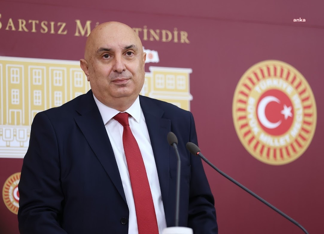 ÖZKOÇ’TAN ERDOĞAN’IN “ARTIK ‘TURKEY’ YOK, ‘TÜRKİYE’ VAR” SÖZLERİNE TEPKİ: “BEN TÜRK'ÜM’ DERKEN, ‘I AM TÜRKİYE’ Mİ DİYECEĞİZ? BU SAÇMA KARARDAN GERİ DÖN”