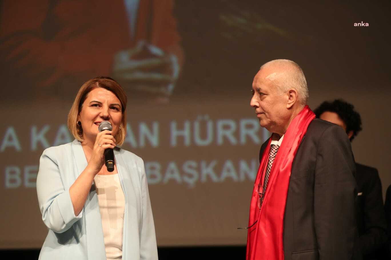 İZMİT BELEDİYE BAŞKANI HÜRRİYET’E ULUSLARARASI SANATA KATKI ÖDÜLÜ