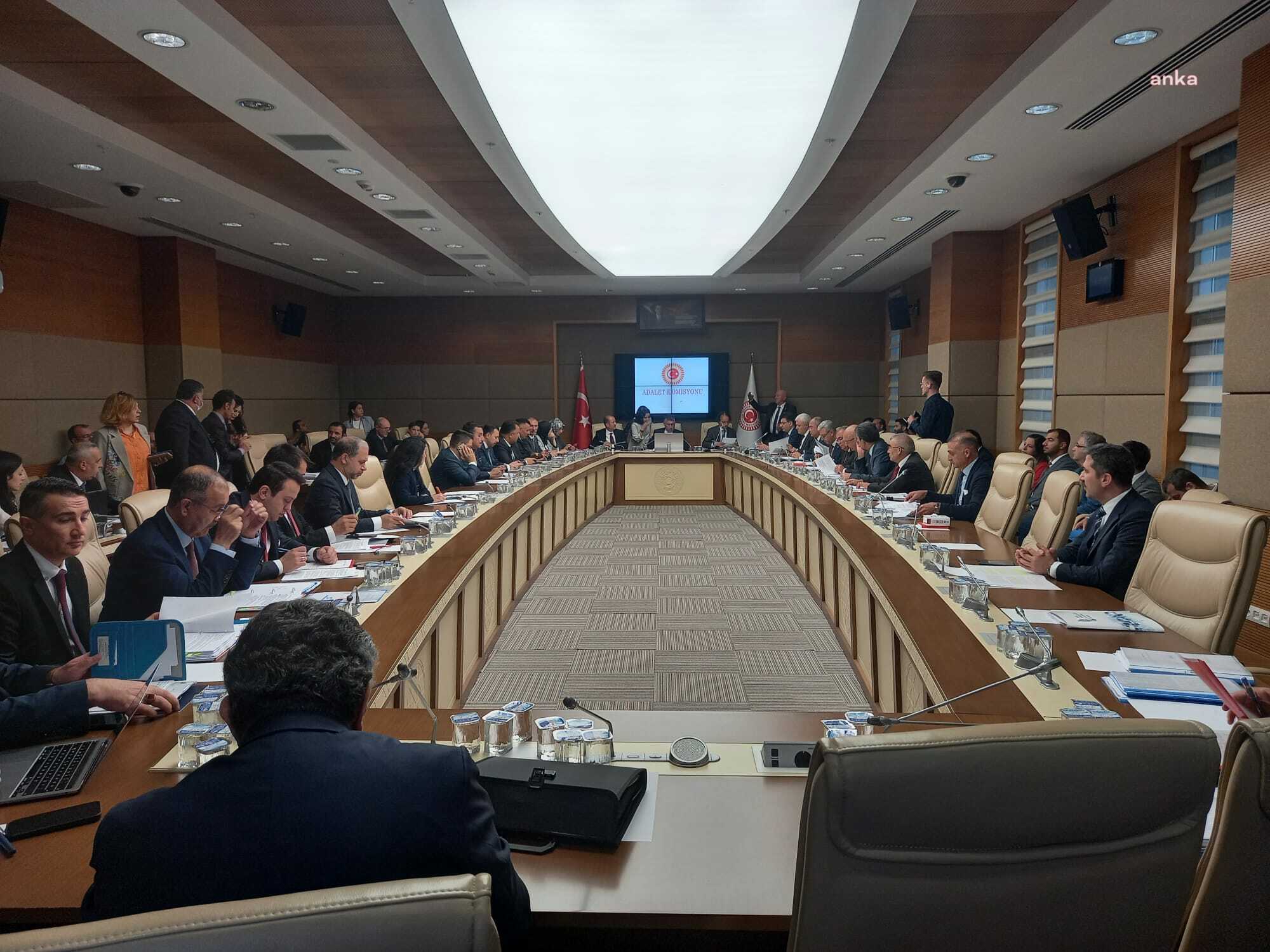 SOSYAL MEDYA DÜZENLEMESİ ADALET KOMİSYONU’NDA GÖRÜŞÜLÜYOR... İLK 9 MADDE KABUL EDİLDİ