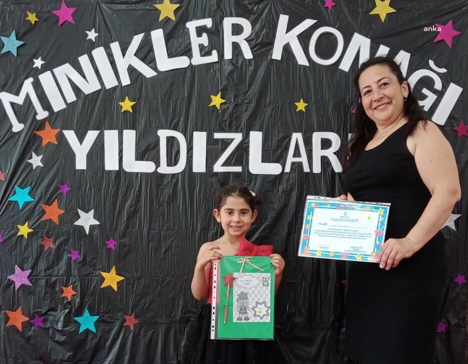 İZMİR'DE "MİNİKLER KONAĞI" İLK MEZUNLARINI VERDİ