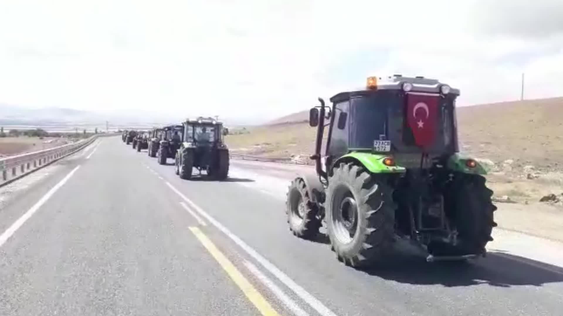 ELAZIĞ'DA SULAMADA KULLANDIKLARI ELEKTRİĞİN FATURASI YÜKSEK GELEN ÇİFTÇİLER, TRAKTÖRLERİ İLE EYLEM YAPTI: “BİZ ORADA FABRİKA İŞLETMİYORUZ”