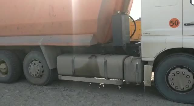 CENGİZ İNŞAAT'IN ESKENCİDERE'DEKİ TAŞ OCAĞINDA ÇALIŞAN KAMYONCULAR KONTAK KAPATTI