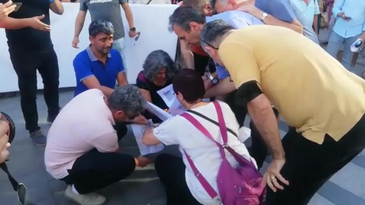 İZMİR'DE MEMURLAR BORDRO YAKTI: "MUTFAKTA YAŞADIĞIMIZ GERÇEK ENFLASYON YÜZDE 150'Yİ AŞTI"