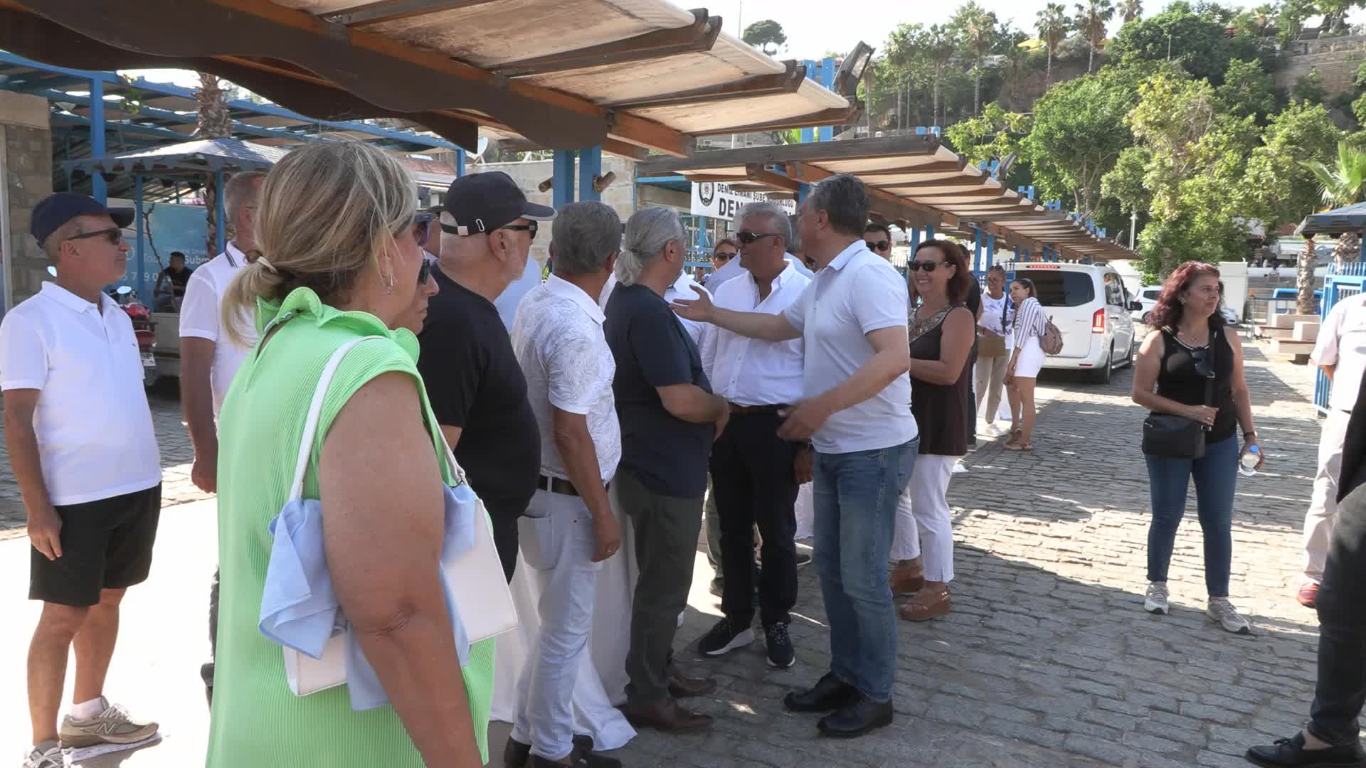 YELKENLİLERİYLE DÜNYA TURUNA ÇIKAN ÇİFTİ MURATPAŞA BELEDİYE BAŞKANI ÜMİT UYSAL YOLCU ETTİ