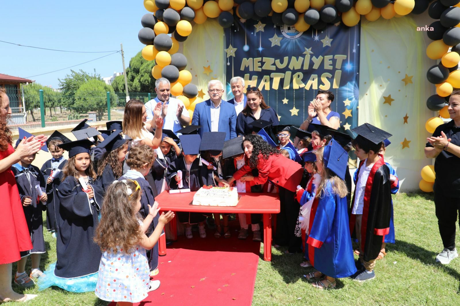 BURHANİYE BELEDİYE BAŞKANI DEVECİLER, MİNİKLERİN MEZUNİYET HEYECANINA ORTAK OLDU