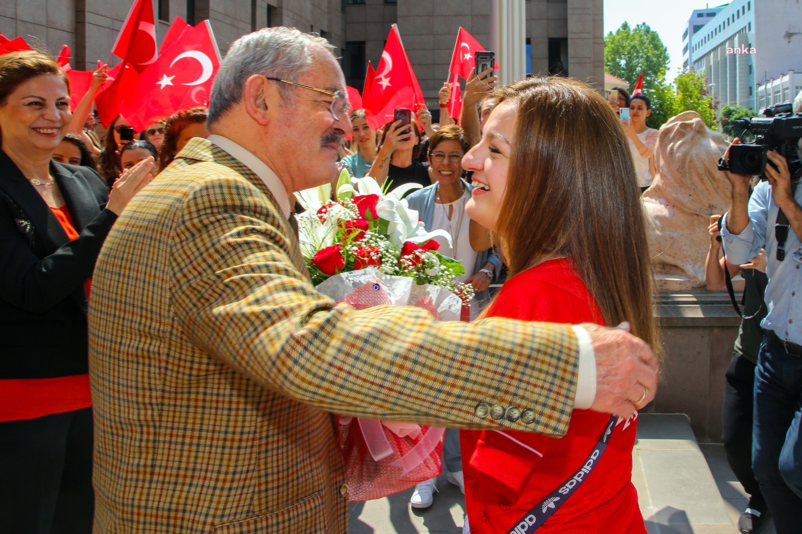 PARALİMPİK DÜNYA ŞAMPİYONASI’NDA YÜZMEDE TÜRKİYE’NİN İLK DÜNYA ŞAMPİYONLUĞU’NA ULAŞAN SÜMEYYE BOYACI ESKİŞEHİR’DE COŞKUYLA KARŞILANDI