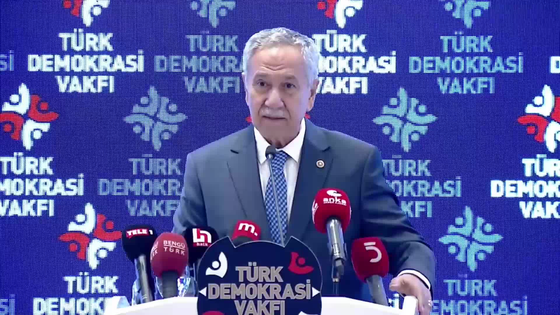 BÜLENT ARINÇ: “BAĞIRMANIN ZAMANIDIR, KRAL ÇIPLAK DEMENİN ZAMANIDIR”