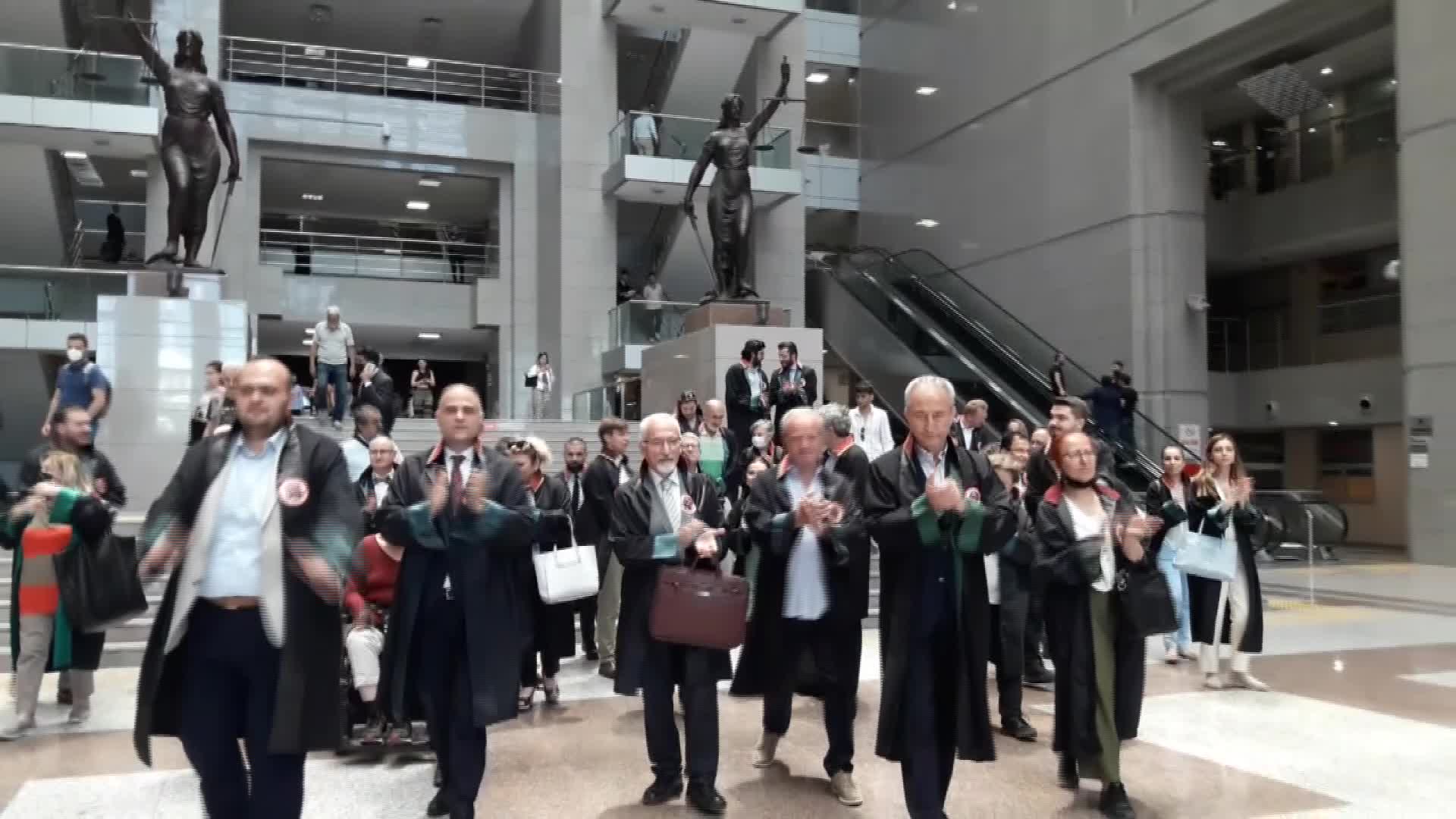 AVUKATLAR, "ADALET NÖBETİ"Nİ BU KEZ STAJYER AVUKATLAR İÇİN TUTTU: "TÜM SORUNLARIN KAYNAĞI SİYASİ İKTİDARDIR. BUNA İSYAN EDİYORUZ"