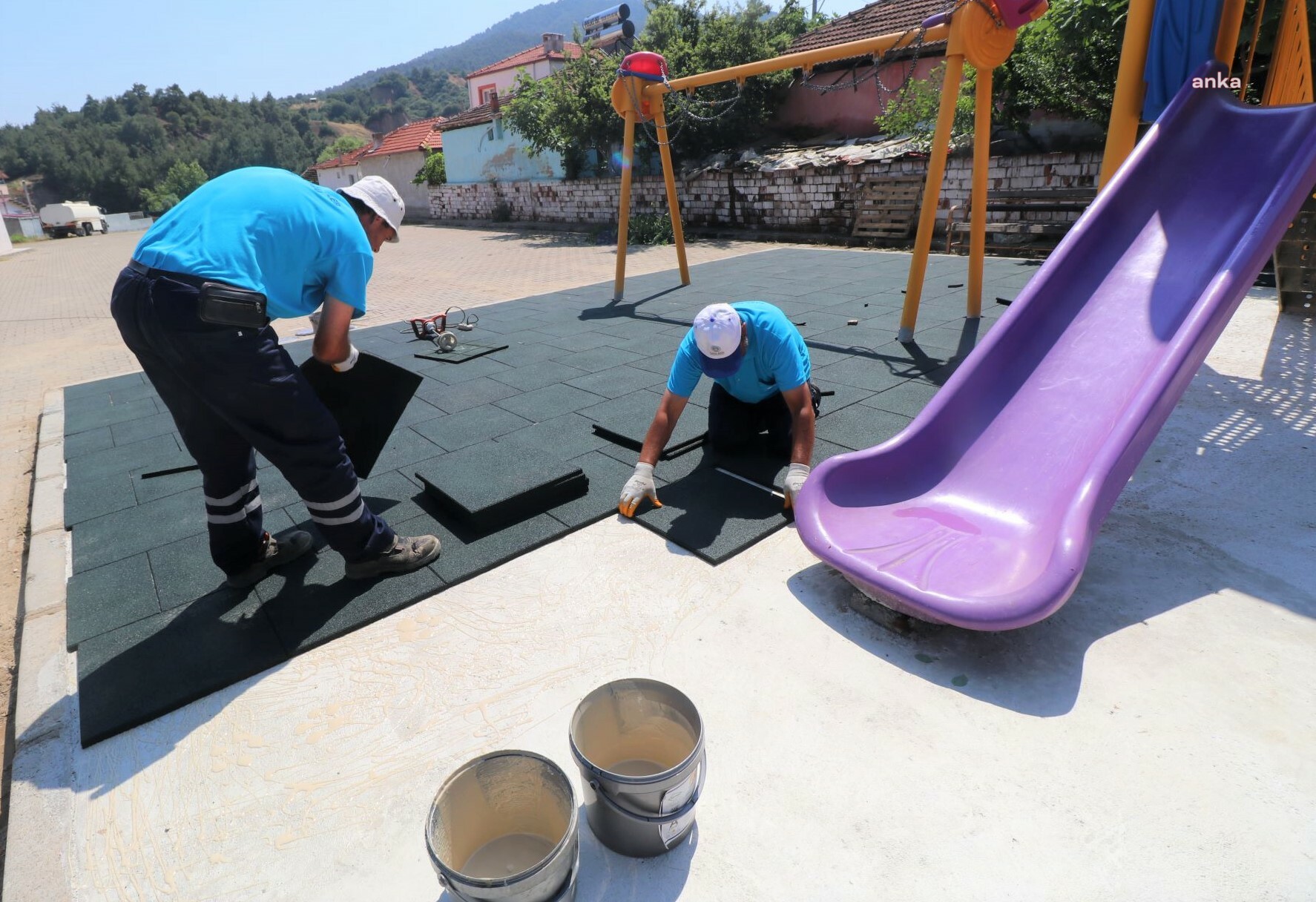 TURGUTLU BELEDİYESİ PARK VE BAHÇELER MÜDÜRLÜĞÜ EKİPLERİ ÇALIŞMALARINA DEVAM EDİYOR