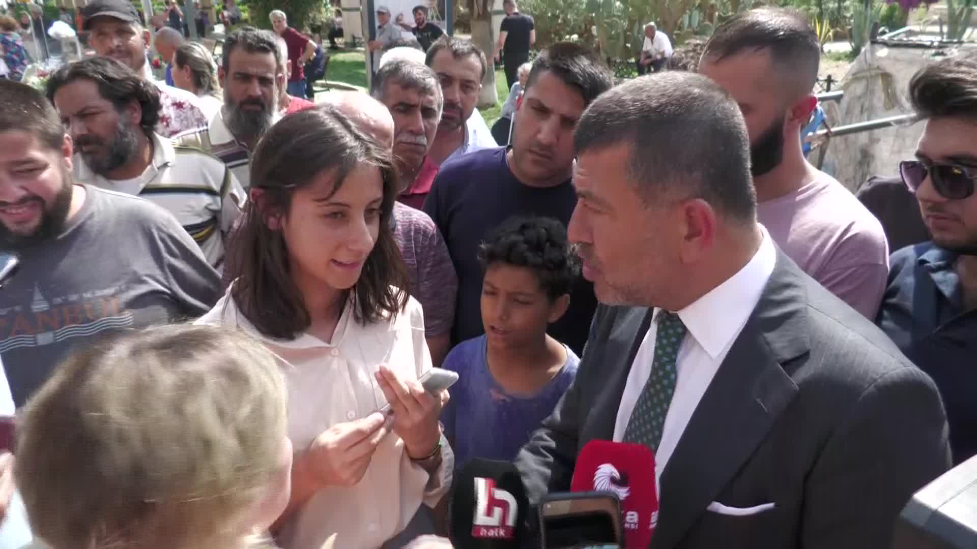KAĞIT TOPLAYICILARI VE SEYYAR SATICILAR, KONAK MEYDANI'NDA CHP HEYETİ İLE BULUŞTU... KIZ ÖĞRENCİ: ÜLKEM İÇİN ÇOK ÜZÜLÜYORUM, KİTAP ALAMIYORUZ, ÜZERİMİZE KIYAFET ALAMIYORUZ!