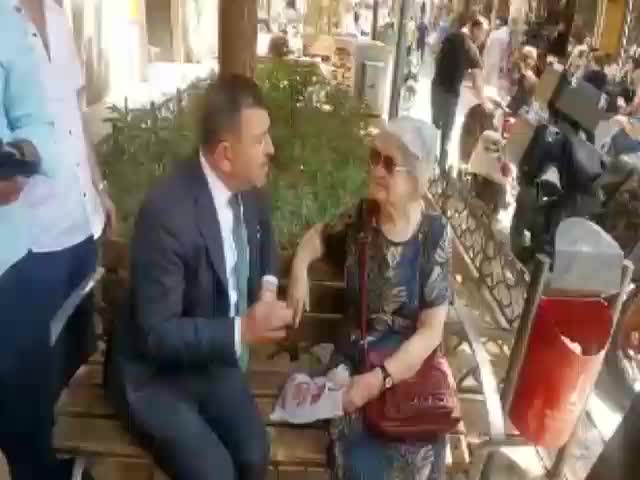 AĞBABA’NIN İZMİR’DE DİNLEDİĞİ EMEKLİ: “10 LİRALIK KAHVE ALDIM, ESKİDEN 10 LİRALIK ALIYORDUK, KOCA KAVANOZUM DOLUYORDU”