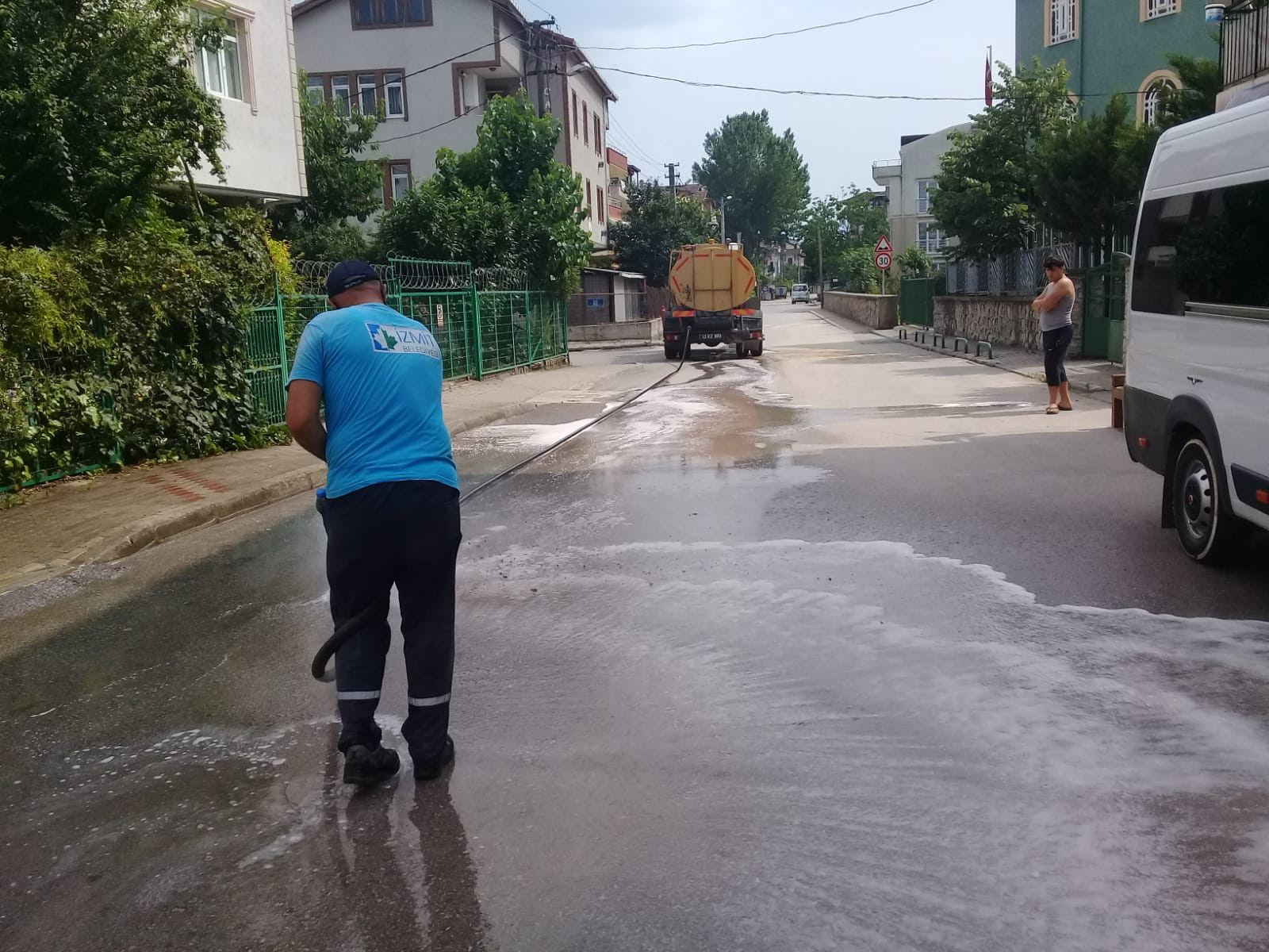 İZMİT'TE DEZENFEKTE ÇALIŞMALARI ARALIKSIZ DEVAM EDİYOR